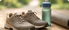 Sportschuhe und Trinkflasche