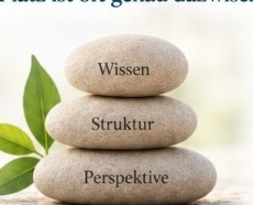 Drei gestapelte Steine: Wissen, Struktur, Perspektive